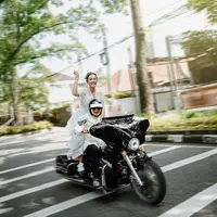 Sementara itu, Santi tampil memikat dalam balutan kebaya putih dengan detail bordir halus. Siluet kebaya yang ringan berpadu dengan kain bernuansa lembut, menghadirkan tampilan pengantin yang feminin dan bersih. [@mrezanugerah].