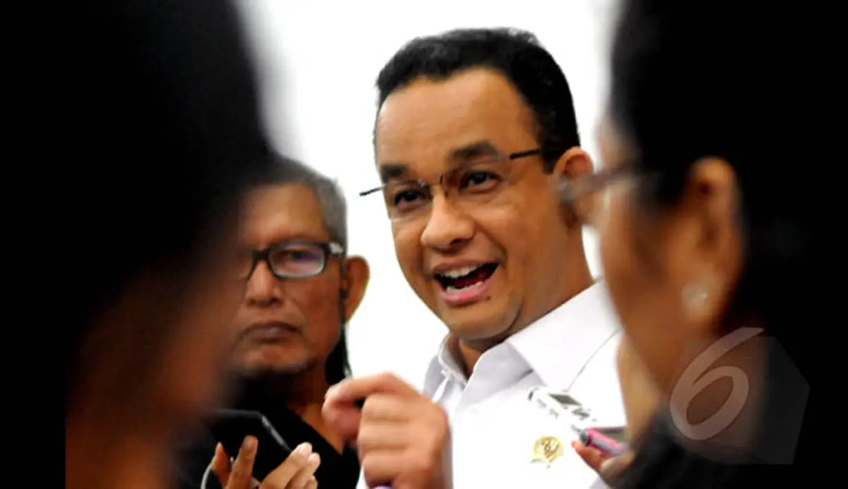 Mendikbud Anies Baswedan seusai menjelaskan tentang Pelaksanaan Ujian Negara Tahun Ajaran 2015 di Gedung Ki Hajar Dewantara Kementerian, Jakarta, Jumat (23/1). (Liputan6.com/Panji Diksana)
