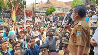 Bupati Garut Rudy Gunawan didampingi Wakil Ketua DPRD Enan menemui seluruh peserta aksi demo mahasiswa 11 April di depan pintu masuk gedung DPRD Garut. (Liputan6.com/Jayadi Supriadin)