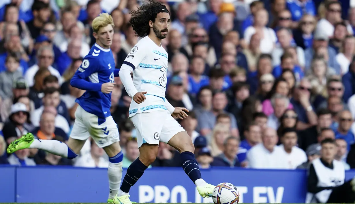 Marc Cucurella. Bek kiri Spanyol berusia 24 tahun ini baru saja didatangkan Chelsea dari Brighton and Hove Albion pada bursa transfer musim panas 2022/2023 dengan nilai transfer 65,3 juta euro atau setara Rp994 miliar. Ia langsung menjalani debutnya di pekan pertama Liga Inggris saat Chelsea menang 1-0 atas tuan rumah Everton, 6 Agustus 2022, meski hanya tampil di 15 menit terakhir. (AP/Jon Super)