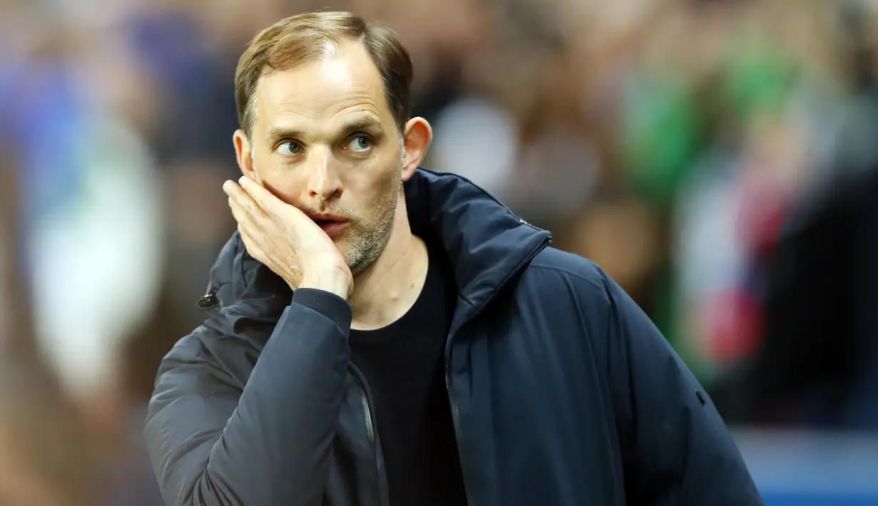 Pelatih Paris Saint-Germain, Thomas Tuchel, mengamati permainan anak asuhnya saat melawan Strasbourg pada laga liga Prancis di Stadion Parc des Princes, Paris, Minggu (7/4). Kedua tim bermain imbang 2-2. (AP/Francois Mori)