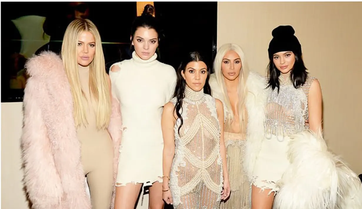 Sebagai publik figure yang selalu tampil di depan para penggemar, tak heran jika Kardashian bersaudara ini selalu tampil maksimal dan peduli dengan penampilannya. (doc.usmagazine)