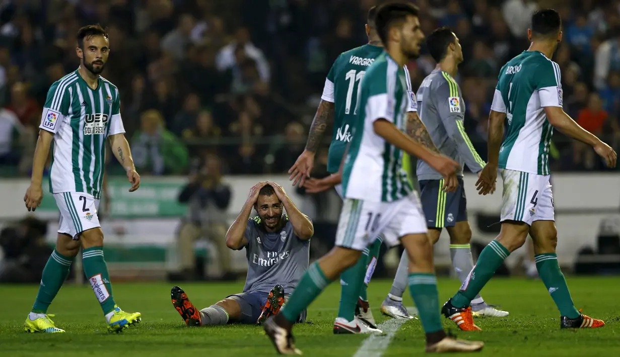 Karim Benzema beberapa kali dilanggar pemain Real Betis dalam lanjutan La Liga Spanyol di Stadion Benito Villamarin, Sevilla, Senin (25/1/2016) dini hari WIB. (Reuters/Marcelo del Pozo)