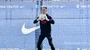 Penjaga gawang Barcelona, Marc-Andre ter Stegen menangkap bola saat mengambil bagian dalam sesi latihan di Barcelona, Spanyol (1/11/2021). Barcelona saat ini masih tertahan di peringkat ketiga klasemen Grup E Liga Champions dengan raihan tiga poin. (AFP/Pau Barrena)