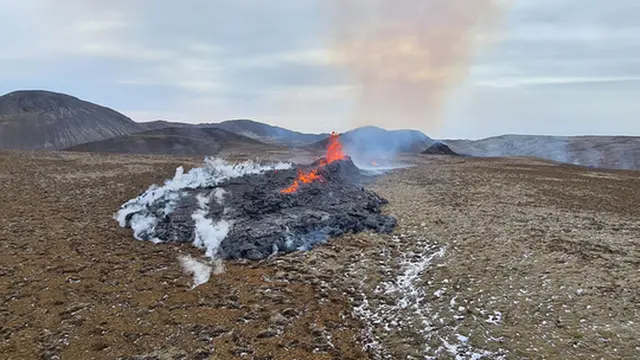 Bikin Merinding, Ini Hasil Foto Semburan Uap dan Lava di Islandia