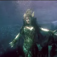 Julia Perez berpose seperti Nyi Roro Kidul | foto : instagram Rio Motret