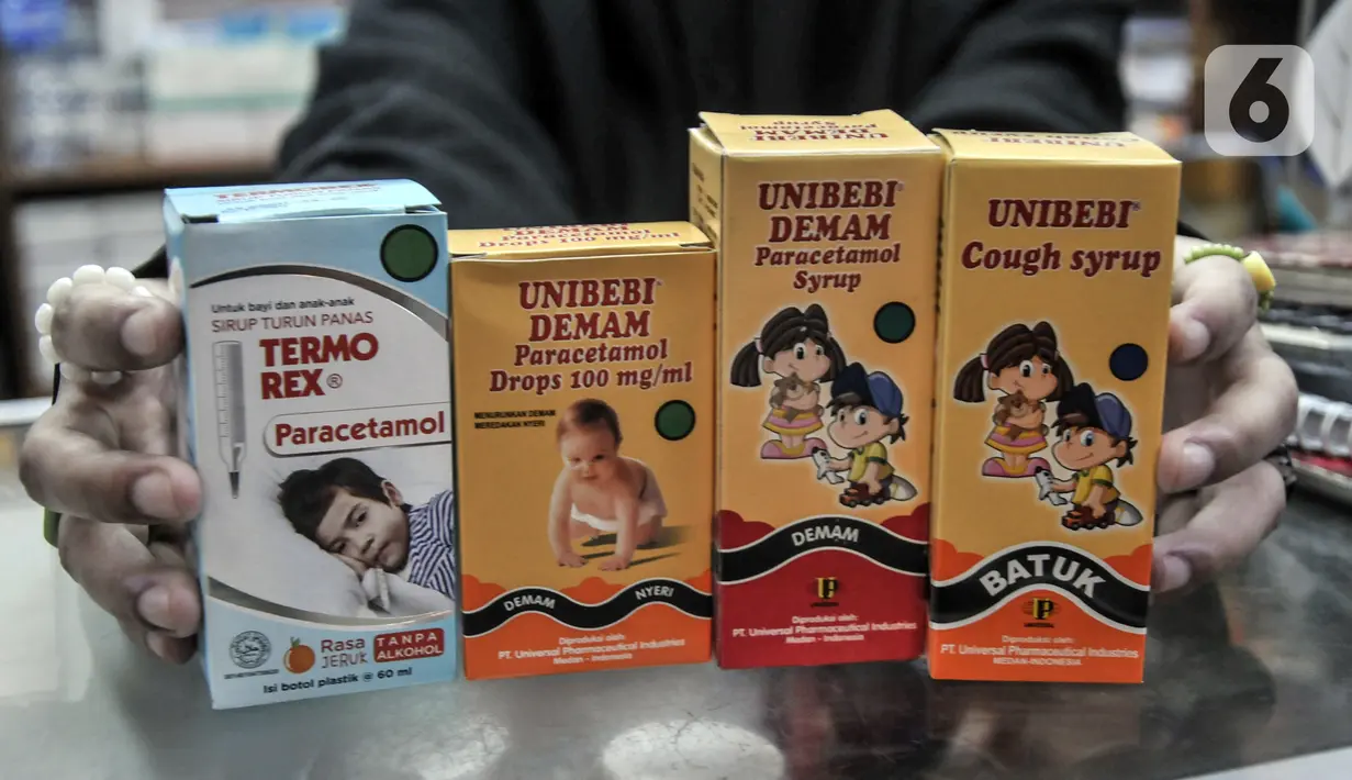 Pedagang menunjukkan obat sirup anak di Pasar Pramuka, Jakarta Timur, Minggu (23/10/2022). Penurunan penjualan obat sirup bagi pedagang di Pasar Pramuka terjadi sejak ada kabar maraknya anak kecil terkena penyakit gagal ginjal akut yang diduga akibat obat sirup. (merdeka.com/Iqbal S. Nugroho)