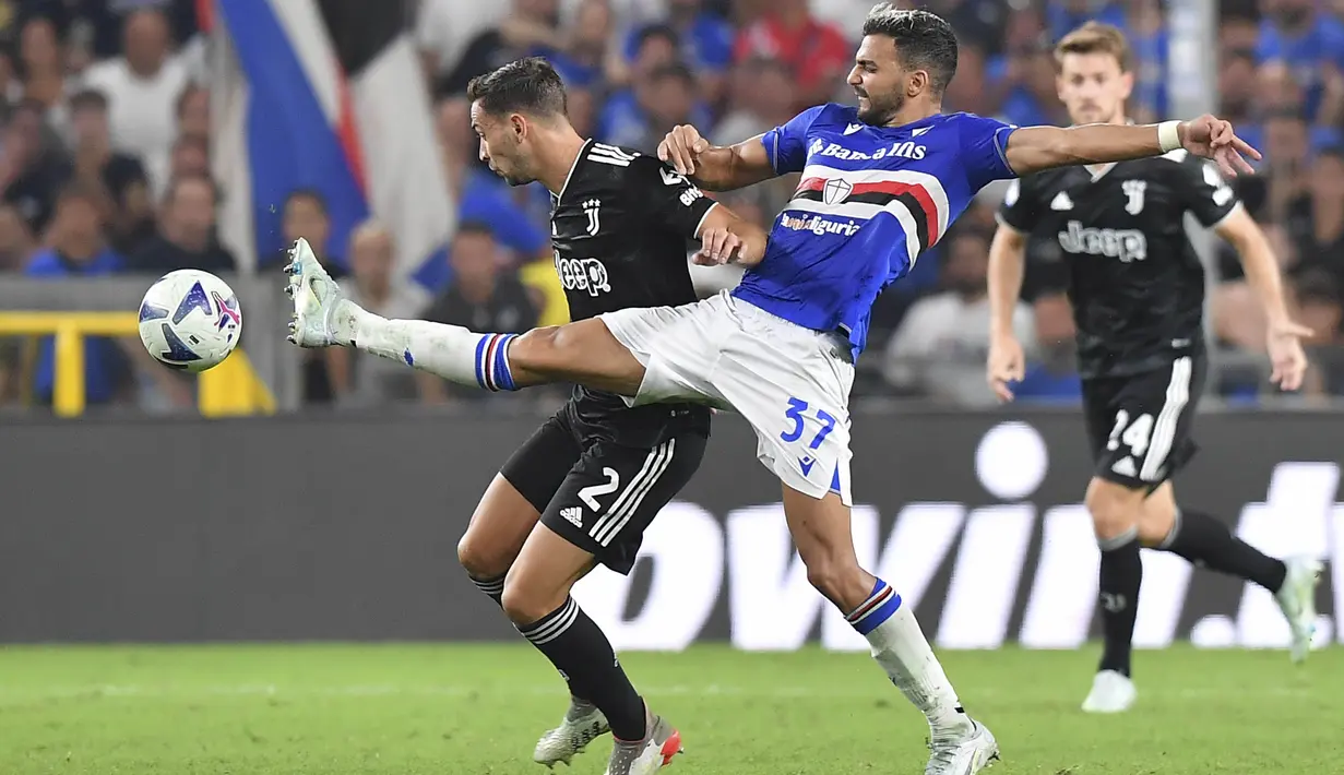 Gelandang Sampdoria Mehdi Leris berebut bola dengan bek Juventus Mattia De Sciglio dalam lanjutan pekan ke-2 Liga Italia 2022/2023 di Stadion Luigi Ferraris, Selasa (23/8/2022) dini hari WIB. Juventus hanya bermain 0-0 saat berlaga di kandang Sampdoria. (Tano Pecoraro/LaPresse via AP)