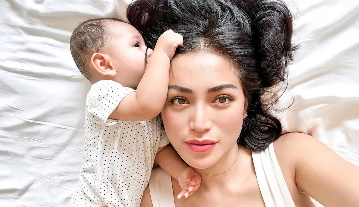 Apalagi suami maupun anaknya tak keberatan dengan caranya berpenampilan. Ia tetap jadi wanita tercantik di keluarga. [Instagram @inijedar]
