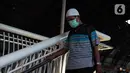 Warga beraktivitas menggunakan masker di kawasan Stasiun Palmerah, Jakarta, Sealasa (3/3/2020). Presiden Joko Widodo atau Jokowi mengimbau warga tidak panik terkait penyakit virus corona atau COVID-19 yang telah menjangkiti dua orang di Indonesia. (Liputan6.com/Johan Tallo)