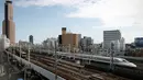 Shinkansen yang juga dikenal dengan kereta peluru melewati stasiun di Hamamatsu pada Kamis (29/9/2019). Jepang menjadi negara pelopor pembuat kereta dengan kecepatan super tinggi ini di dunia. (Photo by Adrian DENNIS / AFP)