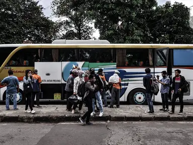 Suasana penumpang bus antarkota antarprovinsi (AKAP) saat tiba di Terminal Kampung Rambutan, Jakarta, Minggu (3/1/2021). Berdasarkan data Dishub Terminal Kampung Rambutan per tanggal 2 Januari 2021 jumlah penumpang bus yang tiba di Jakarta sebanyak 34.220 penumpang. (merdeka.com/Iqbal S. Nugroho)