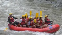 Mantan presiden AS Barack Obama dan istrinya Michelle dan anak perempuannya Sasha dan Malia saat mengikuti arung jeram di Desa Bongkasa di Badung di pulau Bali, Senin (26/06). Mereka menggunakan jasa dari Desa Rafting (AFP/STR)