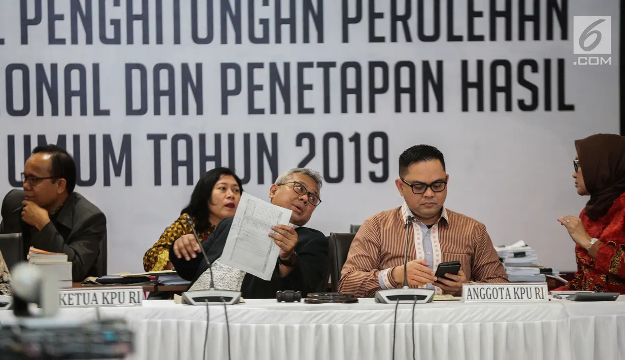 Gambar berupa data terlihat saat rapat Rekapitulasi Hasil Penghitungan Perolehan Suara Tingkat Nasional dan Penetapan Hasil Pemilihan Umum Tahun 2019 di Jakarta, Minggu (19/5/2019). Rekapitulasi menetapkan perolehan suara dari Sulawesi Selatan dan PPLN Kuala Lumpur. (Liputan6.com/Faizal Fanani)