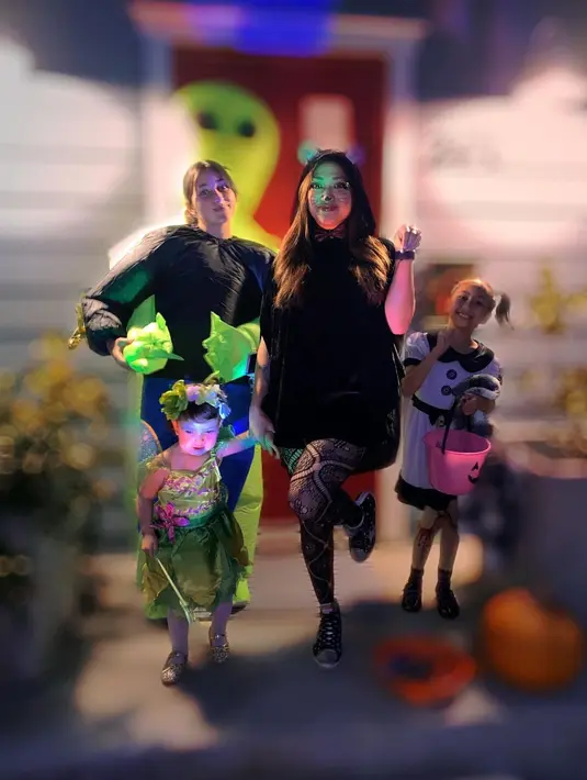 Camilla si sulung terlihat makin remaja, sementara si bungsu Raisya tak kalah mencuri perhatian. [Instagram @raazharita]