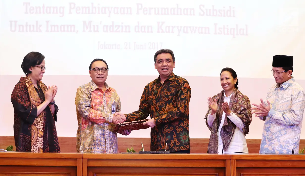 Dirut Bank BTN, Maryono (kiri) bersalaman dengan Wakil Ketua Imam Besar Badan Pelaksana Pengelola Masjid Istiqlal Bahrul Hayat usai menandatangani MoU antara BTN dengan Masjid Istiqlal di Jakarta, Rabu (21/6). (Liputan6.com/Angga Yuniar)