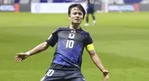 Pemain Jepang, Takefusa Kubo melakukan selebrasi setelah mencetak gol ke gawang Timnas Indonesia dibayangi Mees Hilgers dalam laga Grup C Putaran Ketiga Kualifikasi Piala Dunia 2026 di Suita Stadium, Jepang, Selasa (10/06/2025). (AP Photo/Kyodo News/Shohei Miyano)