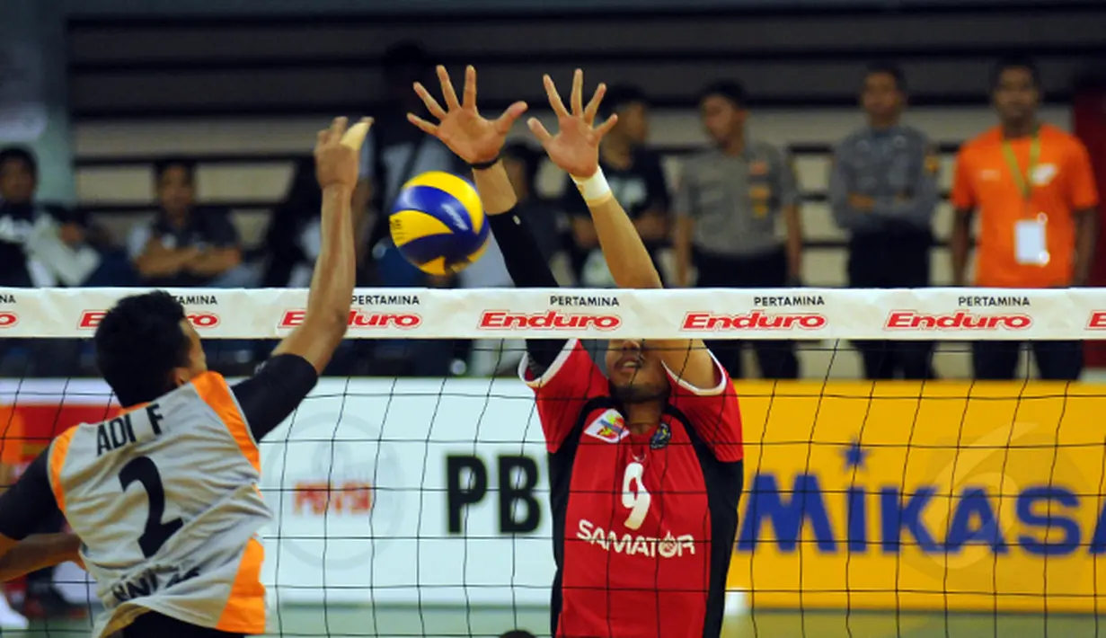 Pevoli Jakarta BNI 46, Adi F melakukan smesh saat berlaga melawan Surabaya Samator di Pertamina Proliga 2015 di Dome Sport Balikpapan, (6/2/2015). Surabaya Samator unggul 3-2 atas Jakarta BNI 46. (Liputan6.com/Helmi Fithriansyah)