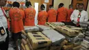 Satuan Narkoba Polres Metro Jakarta Selatan memperlihatkan barang bukti 200 kg ganja di Mapolres Jakarta Selatan, Senin (27/4/2015). Polres Metro Jakarta Selatan mengamankan enam orang tersangka dari tiga kasus berbeda. (Liputan6.com/Johan Tallo)