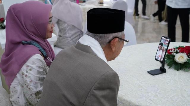 Presiden Jokowi Bersilaturahmi dengan Wapres Ma'ruf secara Daring