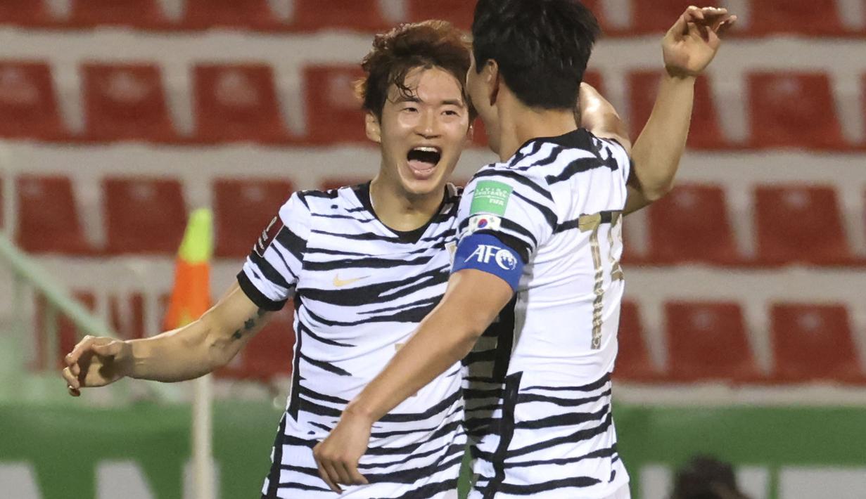 Korea Selatan berhasil menjadi negara ke-15 sekaligus wakil Asia ke-3 yang lolos ke Piala Dunia 2022 di Qatar usai mengalahkan Suraih dengan skor 2-0. (AFP/Karim Sahib)