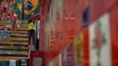 Orang-orang berswafoto di anak tangga yang terkenal dengan nama Selaron Steps atau Escadaria Selarón di Rio de Janeiro, Brasil pada 9 Desember 2019. Sang seniman pembuat yang bernama Jorge Selaron mempersembahkan karya seninya untuk rakyat Brasil. (Photo by David GANNON / AFP)