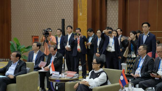 Menlu Retno dalam acara ASEAN Foreign Minister's Meeting didampingi oleh Jose Tavares, Dirjen Kerjasama ASEAN.(Source: Kemlu RI)