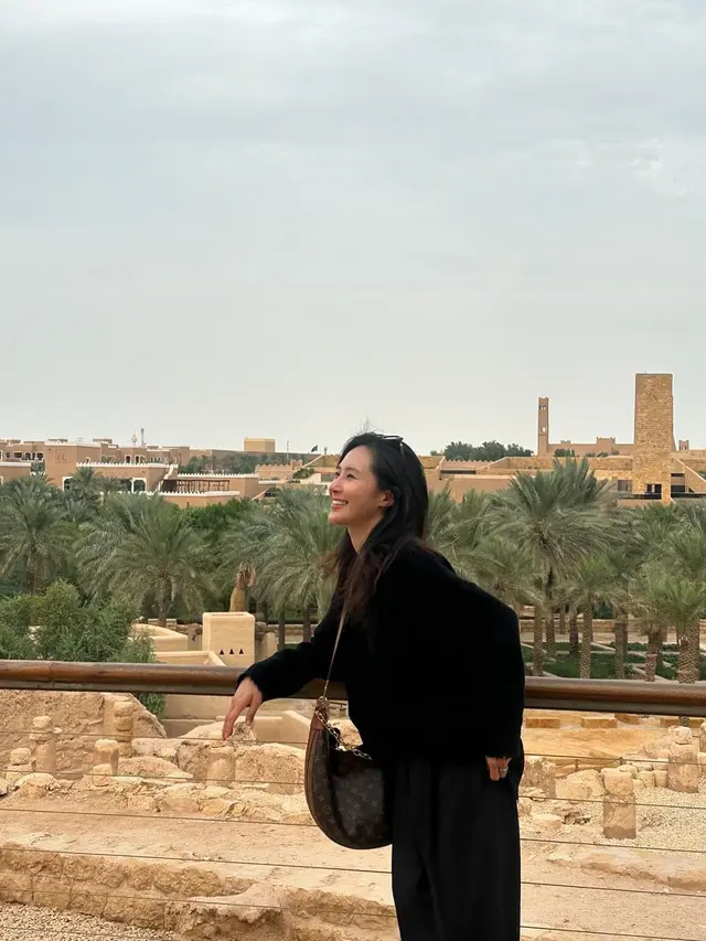 Berkunjung ke Arab Saudi, Yuri SNSD Tampil Kece Kenakan Sorban hingga Kerudung