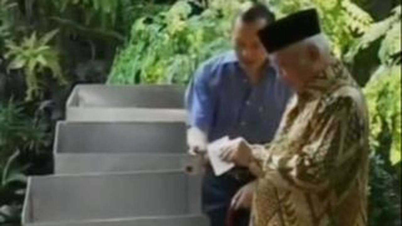 Dalam video, Soeharto tampak datang ke TPS mengenakan kemeja batik berwarna emas. <br>