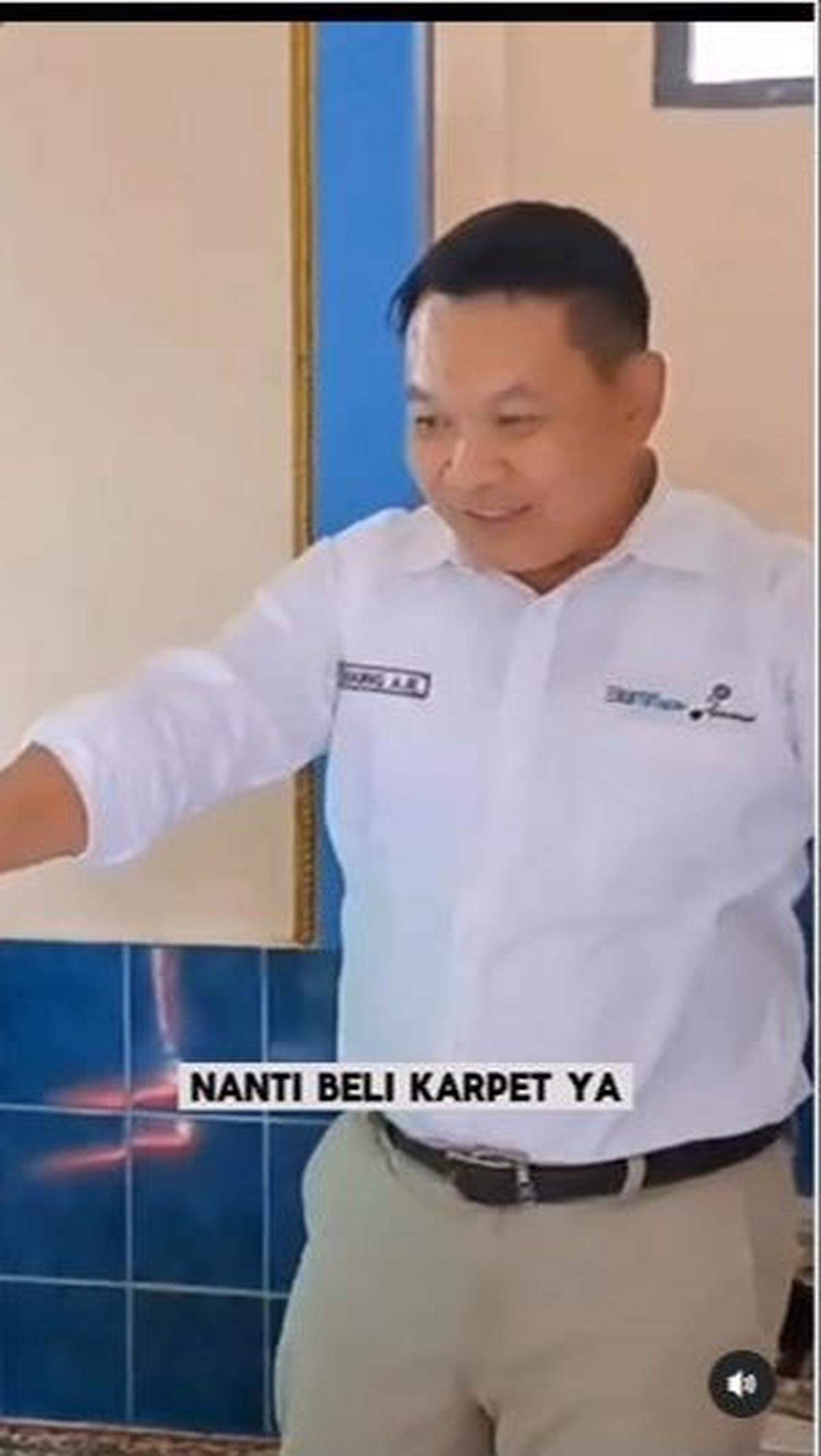 "Nanti beli karpet ya, dipenuhin ya, saya kasih uangnya ya," tambahnya. <br>