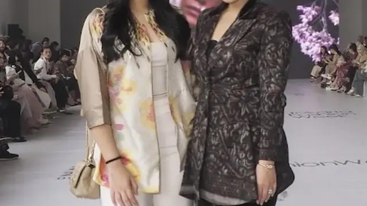 Kali ini, Almira juga menyelaraskan busanananya dengan tas Chanel Matelasse Chain Shoulder Bag bernuansa beige. [Foto: Instagram/ Annisa Yudhoyono]
