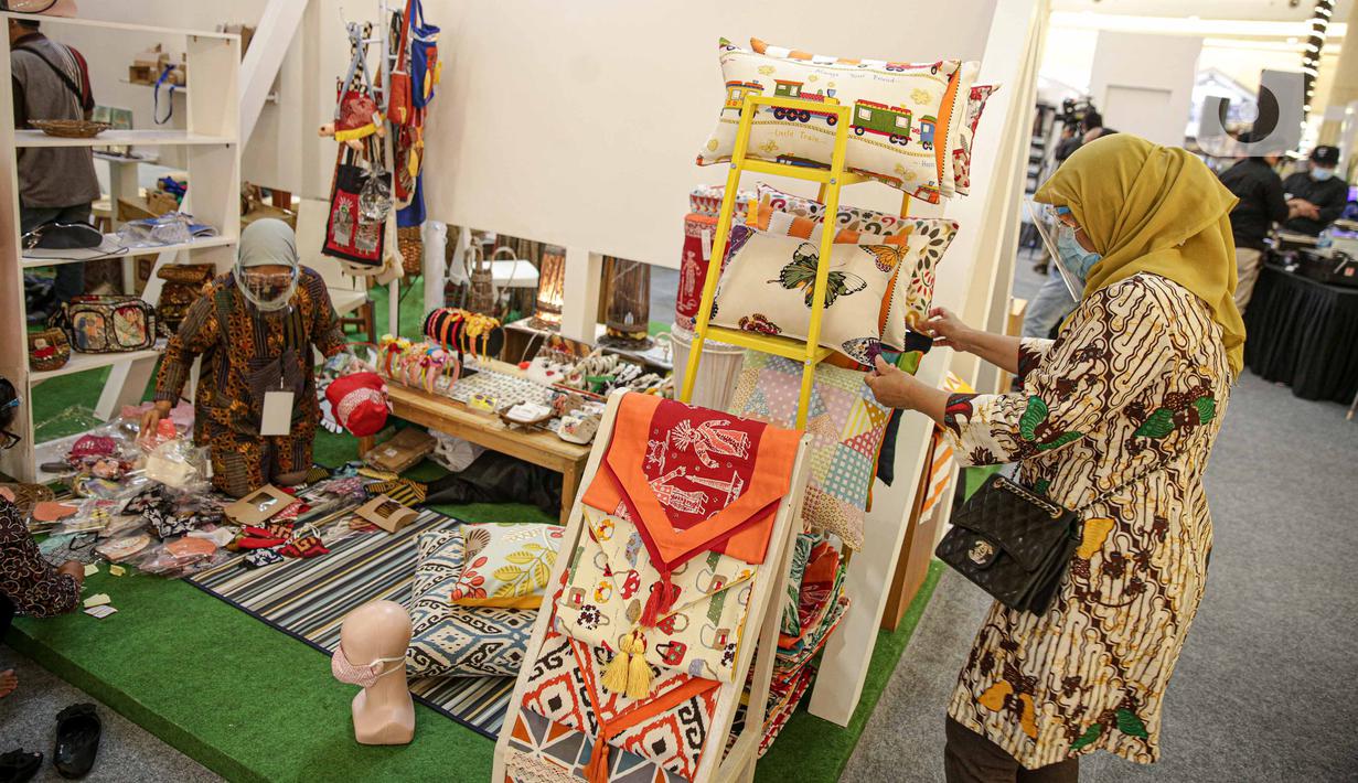 FOTO Mengunjungi Pameran Produk  UMKM dalam Program Bangga 