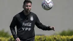 Penyerang Argentina, Lionel Messi berusaha mengontrol bola selama sesi latihan di Ezeiza, Buenos Aires (6/10/2021). Argentina akan bertanding melawan Paraguay pada Kualifikasi Piala Dunia 2022 zona Amerika Latin di Stadion Defensores del Chaco. (AFP/Juan Mabromata)