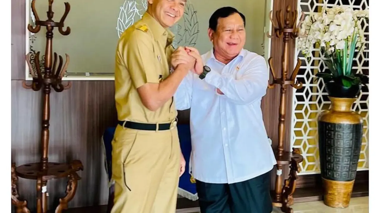 Gubernur Jawa Tengah Ganjar Pranowo salam komando dengan Prabowo Subianto