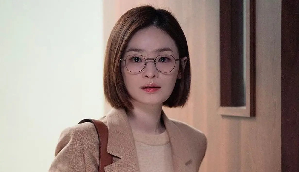 Jeon Mi Do punya gaya rambut bob klasik sedagu saat berperan sebagai Song Hwa di Hospital Playlist 2. Bisa ditiru pemilik wajah bulat atau persegi nih!. (Instagram/hospitalplaylist_official).