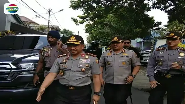 Saat melayat ke rumah duka bripka yang gugur dalam kerusuhan Mako Brimob, Jenderal Tito Karnavian nyatakan polisi tembak mati dua teroris yang menyerang anggota Polri dengan pisau beracun.