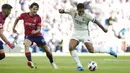 Pemain Real Madrid, Jude Bellingham, mencetak gol ke gawang Osasuna pada laga pekan ke-9 La Liga 2023/2024 di Stadion Santiago Bernabeu, Sabtu, (7/10/2023). (AP Photo/Jose Breton)