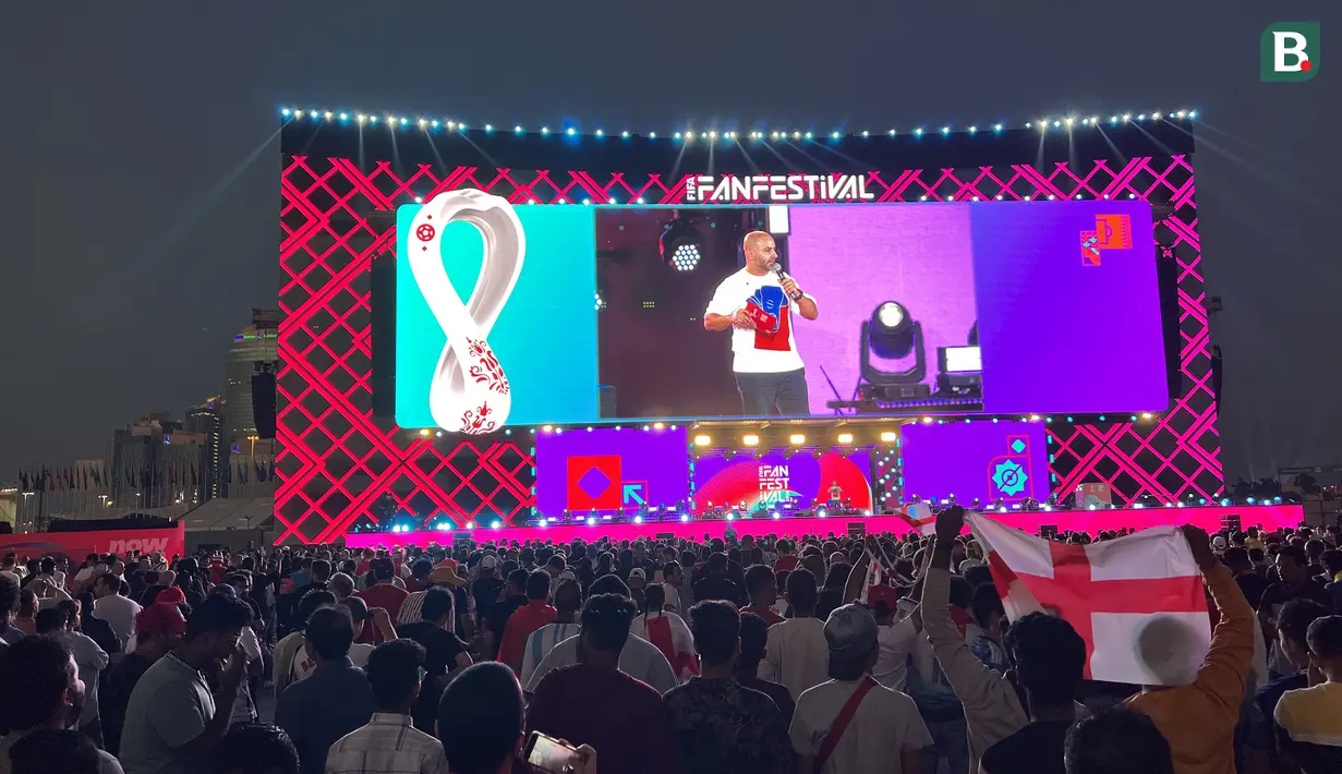 Ribuan orang dari berbagai belahan dunia berbaur untuk sekedar berfoto-foto atau pun menyaksikan tanyang langsung pertandingan Piala Dunia 2022 melalui beberapa layar raksasa. (Bola.com/Ade Yusuf Satria)