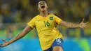 Pemain Brasil Beatriz merayakan golnya ke gawang Swedia pada Olimpiade Rio 2016,Brasil, (6/8).Wajah-wajah rupawan para pemain Brasil membuat penonton menikmati jalannya pertandingan. (REUTERS / Gonzalo Fuentes)