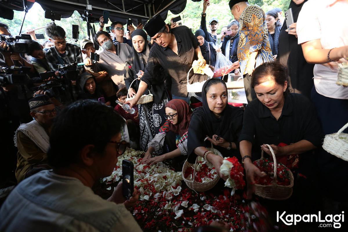 9 Potret Ikang Fawzi di Pemakaman Marissa Haque, Lantunkan Azan dalam Liang Lahad