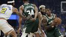 Pebasket Milwaukee Bucks, Eric Bledsoe, berusaha melewati pebasket Golden State Warriors pada laga NBA di Chase Center, Rabu (8/1/2020). Milwaukee Bucks menang 107-98 atas Warriors. (AP/Ben Margot)