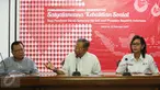 Pelaksana Harian Ketua Umum Palang Merah Indonesia Ginandjar Kartasasmita (tengah) didampingi Pengurus Pusat PMI Bidang Unit Transfusi Darah Linda Lukitari Waseso (kanan) saat mengelar jumpa pers di Jakarta, Jumat (17/2). (Liputan6.com/Angga Yuniar)