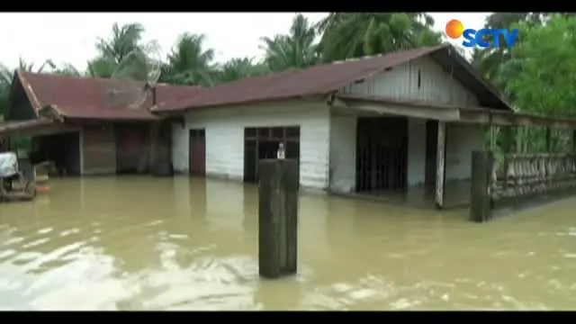 Sejumlah warga mulai mengungsi karena khawatir terjebak banjir di perkampungan mereka.
