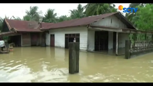 Warga Bireun Aceh Masih Terkurung Banjir