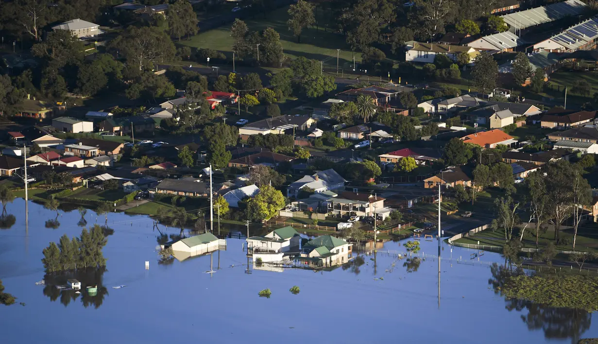Sebagian bangunan terendam banjir di daerah Windsor, barat laut Sydney, Australia, Rabu (24/3/2021).  Sekitar 18.000 penduduk negara bagian terpadat di Australia telah meninggalkan rumah mereka sejak pekan lalu, dengan peringatan banjir dapat berlanjut hingga April. (Lukas Coch/Pool Photo via AP)