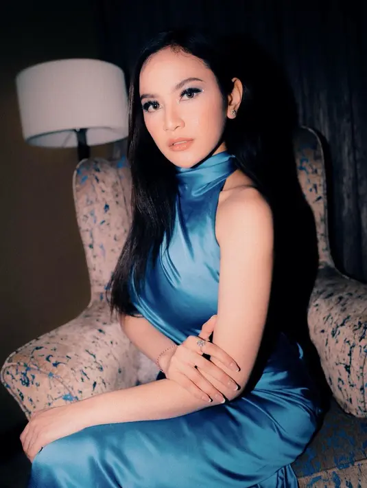 <p>Party look ala Mahalini kali ini dihadirkan dengan gaun satin biru. Gaun halter-neck ini membalut tubuhnya dengan apik, warna birunya pun tampak sempurna dengan tone kulitnya. Foto: Instagram.</p>