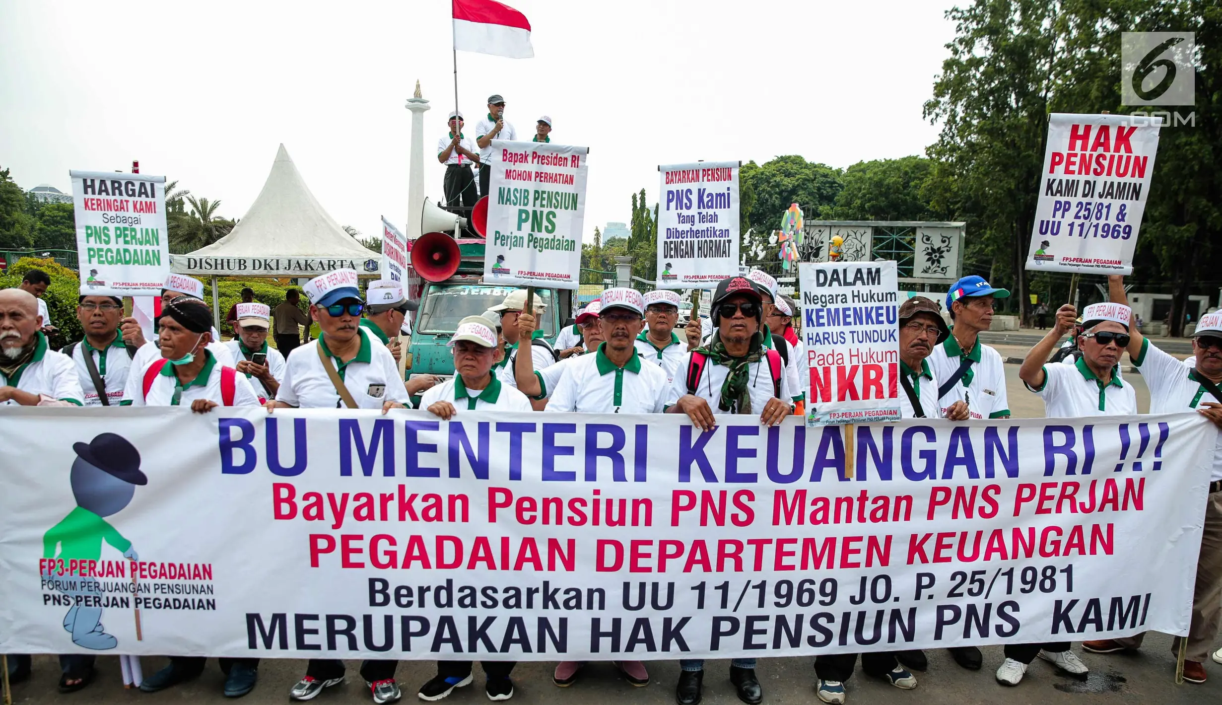 PHOTO: Pensiunan PNS Perjan Pegadaian Tuntut Pemerintah di Depan Istana ...