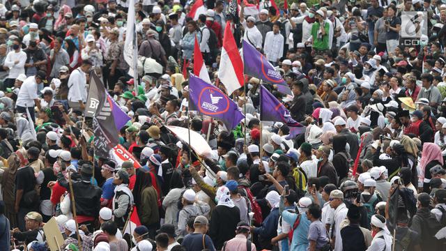 Massa Aksi 22 Mei Kibarkan Bendera Merah Putih Raksasa