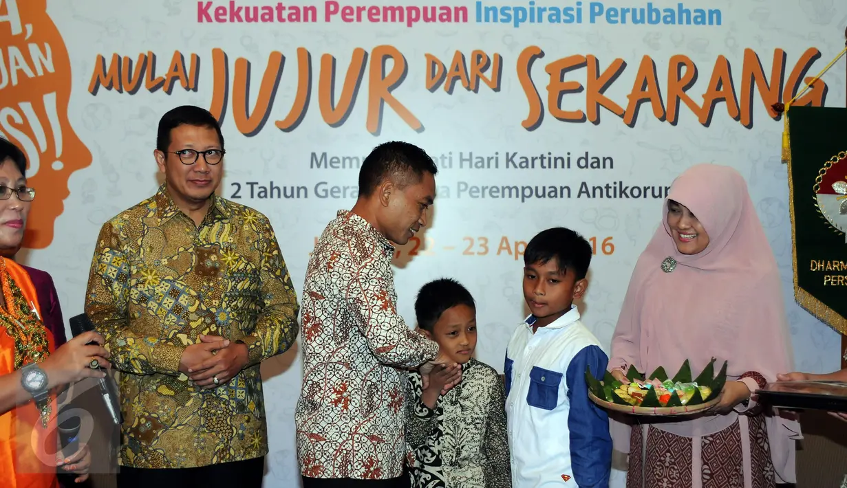 Bupati Batang, Yoyok Riyo Sudibyo (ketiga kiri) menyalami anaknya saat mendapat kejutan dari istri dan kedua anaknya usai berbicara pada seminar Kekuatan Perempuan Inspirasi Perubahan di Jakarta, Sabtu (23/4/2016). (Liputan6.com/Helmi Fithriansyah)