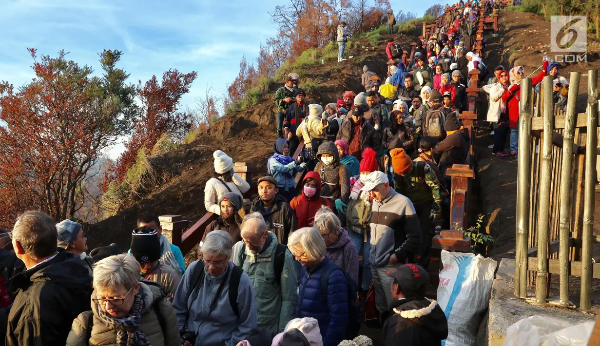 Wisatawan memadati tangga Bukit Cinta usai melihat sunrise matahari di Kecamatan Tosari, Pasuruan, Jawa Timur, Sabtu (4/11). Bukit ini menjadi alternatif wisatawan untuk melihat sunrise matahari. (Liputan6.com/Fery Pradolo)